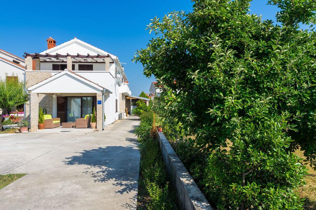 Apartments Draznik 扎顿 外观 照片